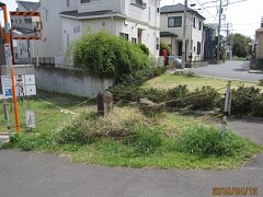 開発された住宅地の中に、写真の富士塚を見つけました。富士山の火山灰を積み上げて作ったので「富士塚」というようです。