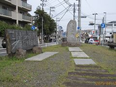 再び大山街道に戻ると、⑯「史跡逆川碑」があります。
逆川は、目久尻川から人工の堀を作り、ここから北西に流れを変える用水堀で、蛯名耕地の感慨や運搬などに使われた水路です。低い方から高い方に水を流したことから、逆川と呼ばれました。