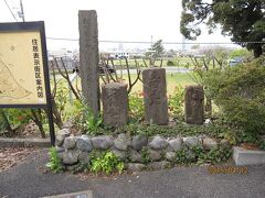 国分寺に入り、⑰「相模国分寺跡」に向かいました。写真は国分寺跡の広場を背にした「道標」です。