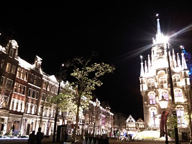 寒かったけど、夜も輝いていました。<br />あちこちでプロジェクションマッピングがテーマを決めて華やかでしたし、光のショーも素敵でした。