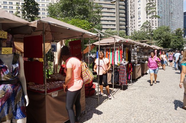 洋服、カバン等の露店が並ぶ通りをしばらく歩きます。