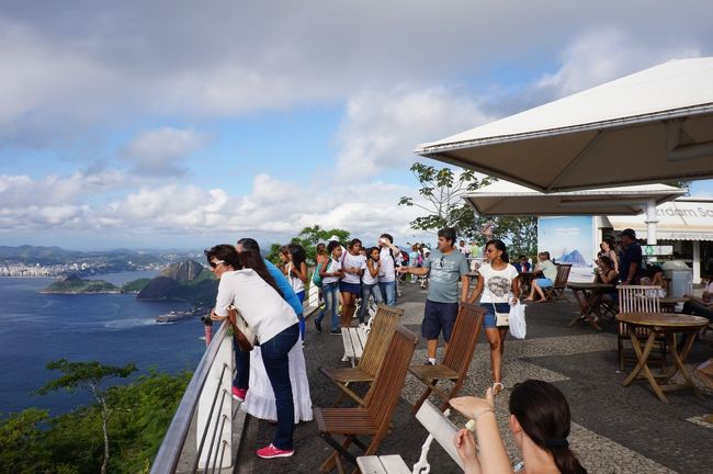 山頂展望台にて、ジュースを飲みながら夕刻まで椅子に座って素晴らしい風景に浸ります。<br /><br />帰りは５１２番のバスにてホテルに戻ります。