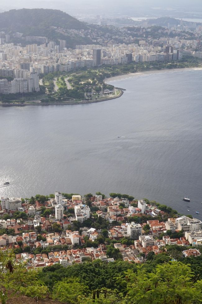 岩山の真下は、ウルカ地区の高級住宅が並んでいます。