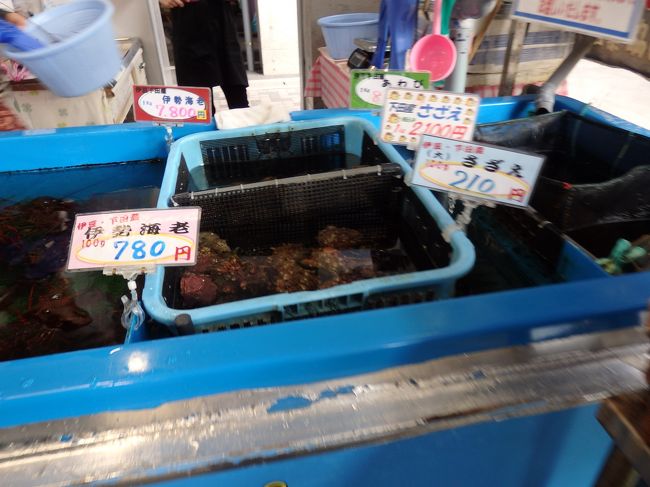 道の駅の中。サザエや伊勢エビは高くなりました。