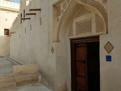 ベイト・シャディ近くには、１９世紀初めに建造された、当時の首長の邸宅ベイト・シェイク・イーサ・ビン・アリもあるので、寄って行こうと思います。

真珠商とは直接関係の無いのですが、バーレーンの真珠採取業が華やかなりし頃に建てられた建物で、ムハラク地区の中でも歴史ある建築物になっています。

ここは見学料１ディルハムで内部公開していて、自由見学可。
入口通路に見取り図が出ていましたが、パンフレットがあればもっといいような。

単なる邸宅にしてはやたら広くて部屋数もあると思ったら、首長としてのオフィスも兼ねた建物だったそうです。
見取り図を見てみると、首長用、客用、家族用、使用人用の四つの区画がありました。