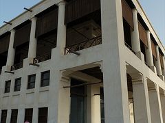 さて、最初に訪れた時には昼休みで閉まっていたビン・マター・ハウスに戻ってきたSUR SHANGHAIとその旦那。

ここは、かつての真珠商マター氏のサロンだった建物。
今ではモダン・アートのギャラリー兼真珠商関連展示室として公開されています。
入館は無料。

開館は土〜木曜日の９：００〜１３：００、１６：００〜１９：００。
昼休みが長いのでご注意を。