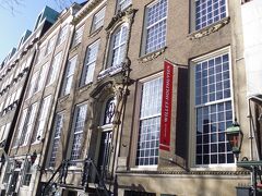 Willet-Holthuysen美術館

http://www.willetholthuysen.nl/en/node/43

開館時間：10〜17時
（土日祝11時〜）（12/5・24・31　〜16時）

休み：王の日、12/25　　　（2015年2月現在）

◎ミュージアムカード利用可能　

富豪アブラハム・ウィレット＆ルイザ・ホルトハイゼン夫妻が所蔵していた美術品のコレクションを見ることができる美術館。彼らの住んでいた自宅で公開されています。

地球の歩き方にちょこっとだけ紹介がのってました。

本当はファン・ローン博物館（VOC創設者）にも行く予定だったのですが、まさかの改装中。。。

西インド会社で財をなした貴族のヘールフィンク・ヒンローペン博物館には次の日行こうと思ったら、定休日という痛恨のミス（当日気づいた…）この日に行っておけばよかったです（´･ω･`）

とはいえこちらの富豪も、オランダ黄金時代に稼ぎまくった人とのことなので、今回のテーマには合っているでしょう。