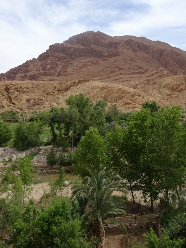 渓谷の麓には川が流れてて