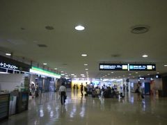 （今回の写真ではないのですが…）成田空港第２ターミナル、バニラエアカウンター方向。実はこの翌週に第３ターミナルが開業するので、ここを利用するのは最後になります。

自動チェックイン機がありましたので、今回初めて使ってみました。
やり方はとっても簡単。

１．旅程表の二次元バーコードをかざす
２．チェックイン対象者を選択する
３．券が出てくる

-------------
セキュリティへ行く前に、地上係員からかばんの重量チェックを受けました。
１０ｋｇを超えると、預ける必要があります。チケット種類によっては追加料金もかかります。

私は預けても料金はかからないチケットなのですが、やはり荷物を預けると降機後の待ち時間がかかってしまうので、なるべく機内に持ち込む方向で考えたいのです。

重量はギリギリセーフ。ただそれは、セキュリティの都合から、おみやげの瓶類を出していたからで、実際には超過していたかもしれません…あぶないあぶない。
