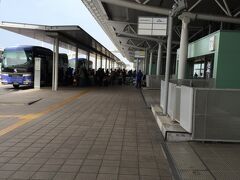 1時間20分で関西空港第一ターミナルに到着します。