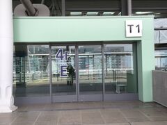 関西空港リムジンバスは、関西空港4階に到着します。
