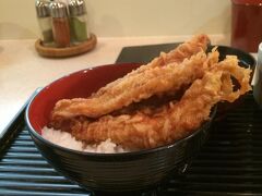 最近のお気に入り。
祇園天周さんのアナゴ天丼でまずは腹ごしらえ。
大きなアナゴ天ぷらがドドーンと乗っています。
いつも並んでいるので、前を通った時並んでいないとついつい入ってしまいます。
出るときにはかなり並んでいました。