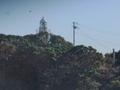 　これは城ケ島灯台です。
　城ケ島灯台はフランス人技師ヴェルニーの設計で、明治３年（１８７０年）に造られたのですが、関東大震災で崩壊、現在の灯台は昭和２年に再建されたものです。標高３０ｍの崖の上に建つ城ケ島灯台の高さは１１．５ｍです。