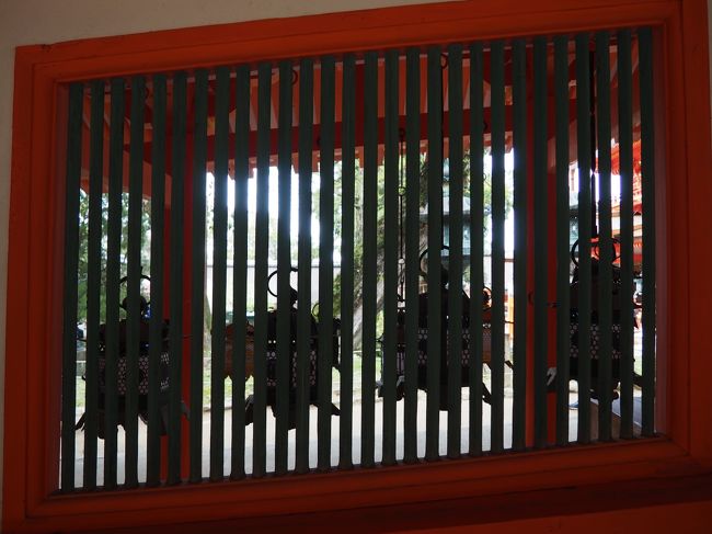 遥拝所で拝んだあとは、回廊に沿って下りていきます。