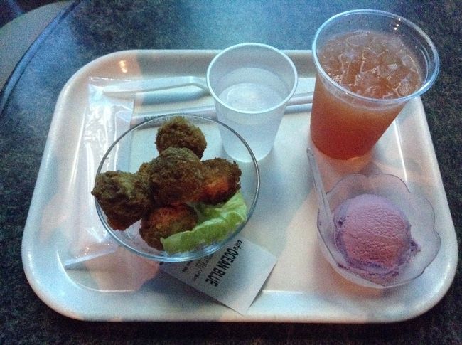 大水槽のカフェでおやつ。<br /><br />アセロラジュースと紅イモアイス、タコスボール。<br /><br />JALでもらった美らナビクーポンで一割引きでした。<br /><br />