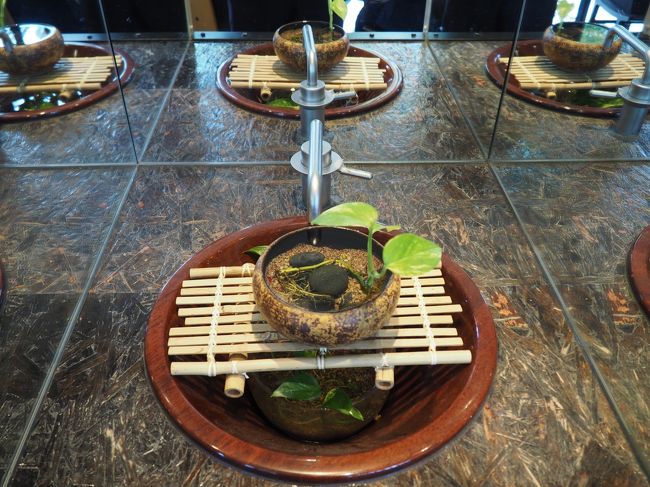 三方が鏡で、ちょっと万華鏡みたい。<br />百華鏡くらいかな。