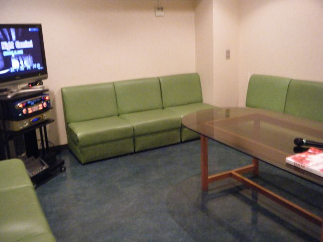 今日は、ココガーデンに宿泊です。<br /><br />ガーデンデラックスツイン、１泊朝食付き１００００円<br /><br />チェックインし、カラオケを予約します。９０分無料です。カラオケは２部屋しかないですが、昼間は空いてます。