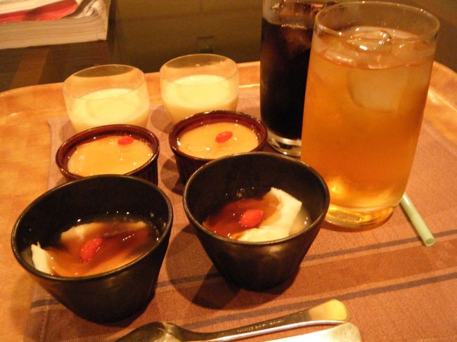 アフタヌーンティーをカラオケに持ってきてもらいます。<br /><br />奥から、タピオカ入りココナッツミルク、ツバメの巣入り杏仁豆腐、ゆし豆腐の黒蜜かけ。<br /><br />飲み物は、コーヒー、紅茶、さんぴん茶から選びます。