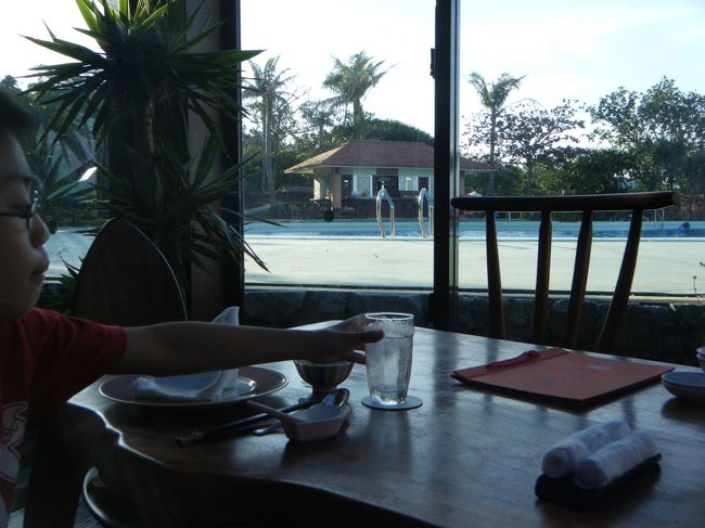 プール側の席でした。