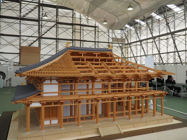まず再建現場の前にある資料展示のほうに通されます。<br />再建中の中金堂の模型が中央にあります。