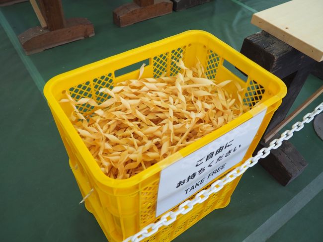 再建中の中金堂の材木の木屑が置かれています。<br />いい香りがしています。<br />持ち帰り自由となっています。