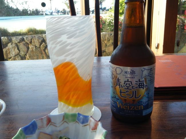 まずはビール。<br /><br />フルーティーで飲みやすい。グラスもきれい。