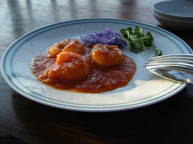 まずは、エビチリ。<br /><br />メニューは以前に比べ少なくなってました。えびのガーリック蒸しがなくなってた(T_T)<br /><br />前菜のクラゲと、麺類、おかゆはセルフで取ってきます。