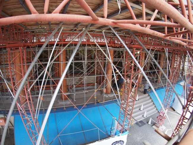 足場の二階に上がったところです。