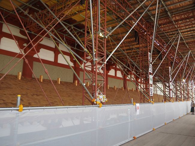 そこからは、三階のほうに上がるように誘導されます。<br />三階へ行く、階段のほうに向かいます。