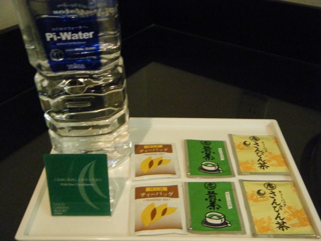 冷蔵庫の上に水２リットル、ティーバック。<br /><br />氷はレストランでもらいます。