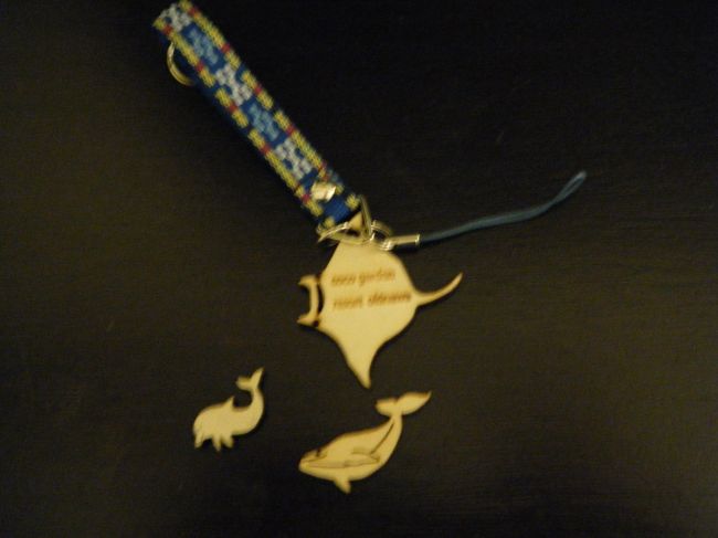 木でできた、キーホルダーです。<br /><br />ストラップ部分はせっかくなので購入しました。３２４円でした。