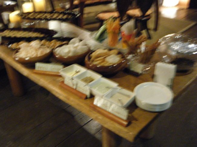 ９時半から、レストランでナイトカクテルです。<br />曜日限定で、この日は金曜日のため開催です。<br /><br />もうすでに酔っぱらってぼけててすみません。<br /><br />野菜スティック、カナッペ、エビセン等ありました。なくなると補充があります。