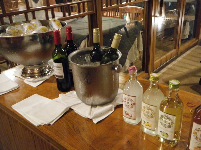 飲み物。<br /><br />奥のクーラーには、缶のジュースやノンアルコールカクテル、ハイボールが入ってました。