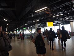 成田から11時間半のフライトで、アムステルダムスキポール空港到着。
入国目的を聞かれるくらいの入国審査を抜け、荷物を受け取り、税関を抜けて外へ。