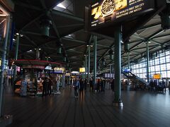 外へ出ると、オランダ国鉄のスキポール駅に直結。