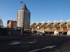 ブラーク駅近くまで来ると、キューブハウスが見えてきました。