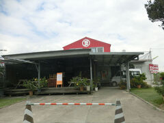 本日の昼食として目指してきた「とうふの比嘉」
なんと、臨時休業でした・・・