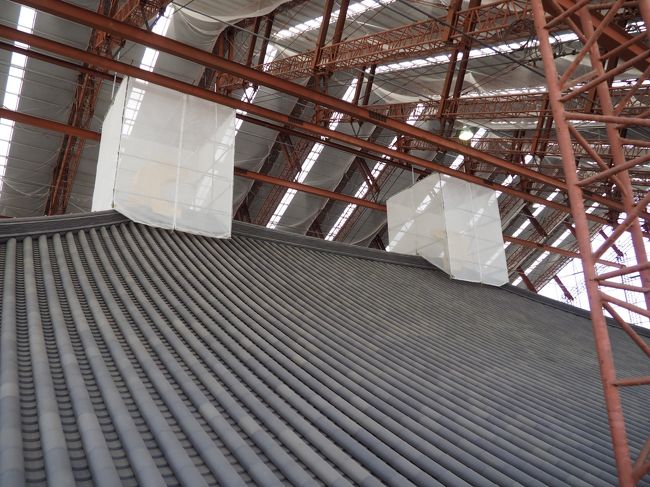 三階につくと、中金堂の屋根がすぐそばになります。