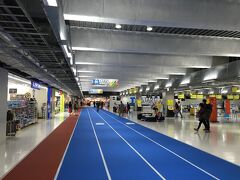 早朝の成田空港第３ターミナル。

旅行前に、第２ターミナルから第３ターミナルまで歩いて動画撮影しましたので、リンクを貼っておきます。
https://youtu.be/MGBwCy4KzcM
