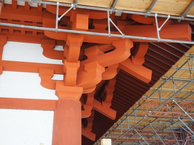 組物が屋根を支えています。