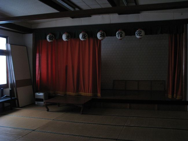 　今でも使われる事があるのか不明な宴会場。昭和の名残を感じます。また、現在使われてない屋上に夜こっそり上がってみたのですが、満天の星空が見事でした。