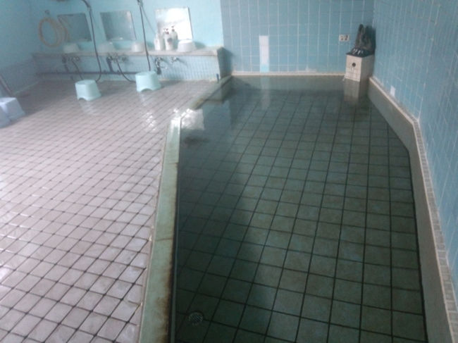 　お風呂は広く、そのぶん加温されていますが、源泉掛け流しの新鮮なお湯です。カルシウムナトリウム硫酸塩温泉のお湯は最初あまり個性を感じません。しかし、あまり熱くない湯加減なのでゆっくり長湯をしていると、徐々にぬめりを感じるようになり、浸透して来る感覚が体全体を包み込むようになります。長湯をしてこそここのお湯の素晴らしさを初めて知ることが出来る。