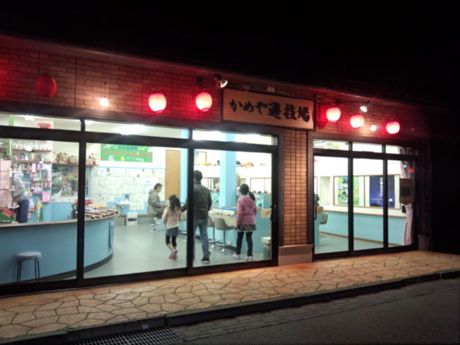 　以前訪れた時は時間が遅かったのか平日だったのか、今まで営業している所を見た事のない射的場が営業していました。隣にはスマートボールもあります。店内にはお客さんも居てなかなか賑わっています。夜の水上は4年前水上館さんに泊まった時以来ですが、その時は店がどこも閉まっていて真っ暗だった覚えがあります。