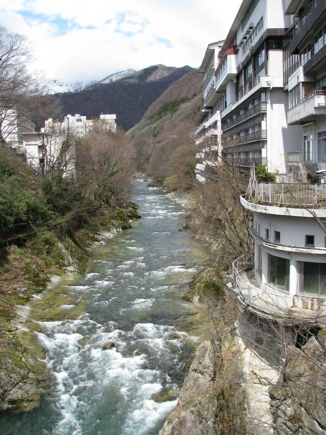 　水上の代表的な観光ホテル水上館。ジュラクと並んで水上では民事再生法を適用しなかった数少ない大型観光ホテルです。米屋旅館の屋上から見た時にはほとんどの部屋に明かりが灯り、順調なのかなと思いました。<br />　しかし2013年8月、経営不振に陥り会社分割方式によって事業再生に踏み出したそうです。それまで世襲で受け継いできた経営も後継者不在を理由に、温泉旅館の再生などを手掛ける経営コンサルティング会社から派遣された社長に引き継がれ、従業員は全員に継続して働いてもったとの事(日本経済新聞より)。しかし実際は東京からのスタッフが多く動員され、それまで働いたいたスタッフの多くがリストラされてしまったとの噂もあります。旧運営会社だった室井商事は負債総額は17億円程度を残し解散。今後の行く末に注目したいと思います。