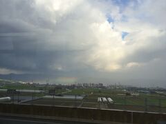 阪神高速京都線を走行中、「虹」が出ていました。