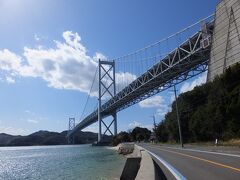 しまなみサイクリングで最後の橋“因島大橋”を渡り終えました。
ここは自動車と走る階が分かれている立派な橋でした。この頃になると、お尻が痛くなりはじめてスピードが落ちた気がします・・・

個人的感覚ですが、広島県側はとてもの〜んびりした雰囲気の中を走っていきます。