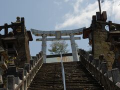 有田陶山神社の鳥居。
陶器で装飾されています。