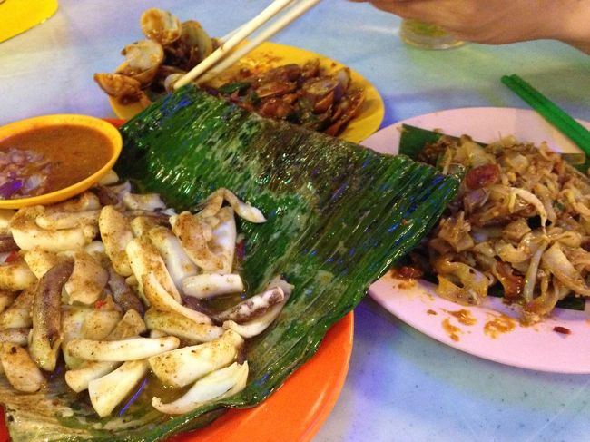 この日の夕飯はブルーマンションの近くにある屋台が集まったところで。イカを焼いたのとチャークェイティヤオを注文。屋台で注文したらテーブルまで持ってきてくれました。お金はテーブルで。おいしかった！