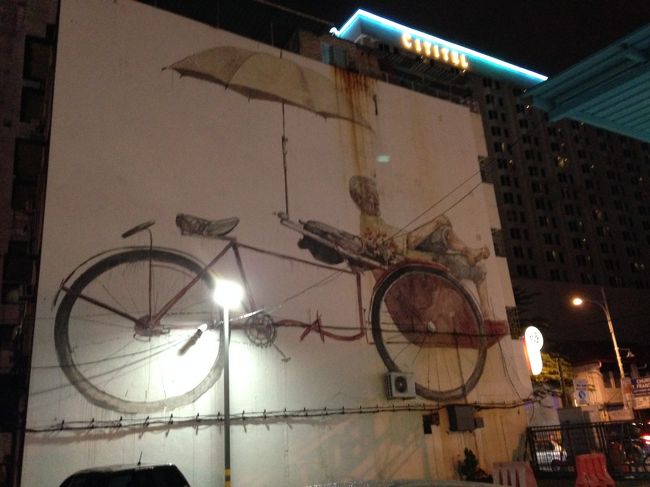 そのホーカーの後ろ出入り口の駐車場にありました。