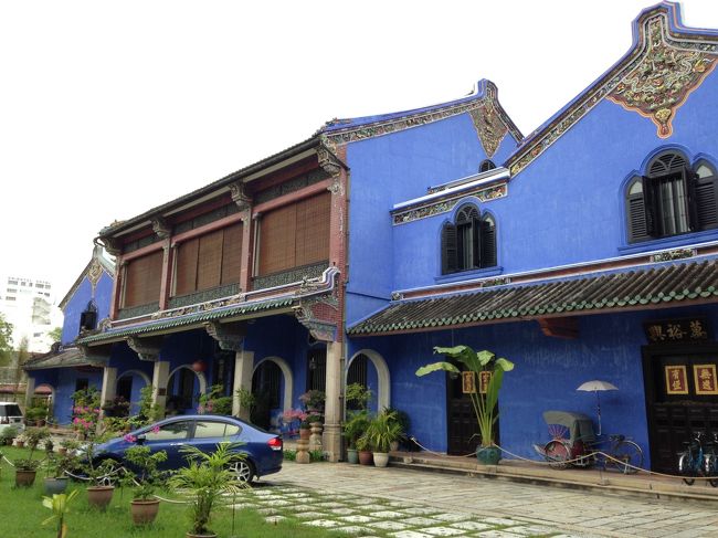 ブルーマンション。庭までは入れました。